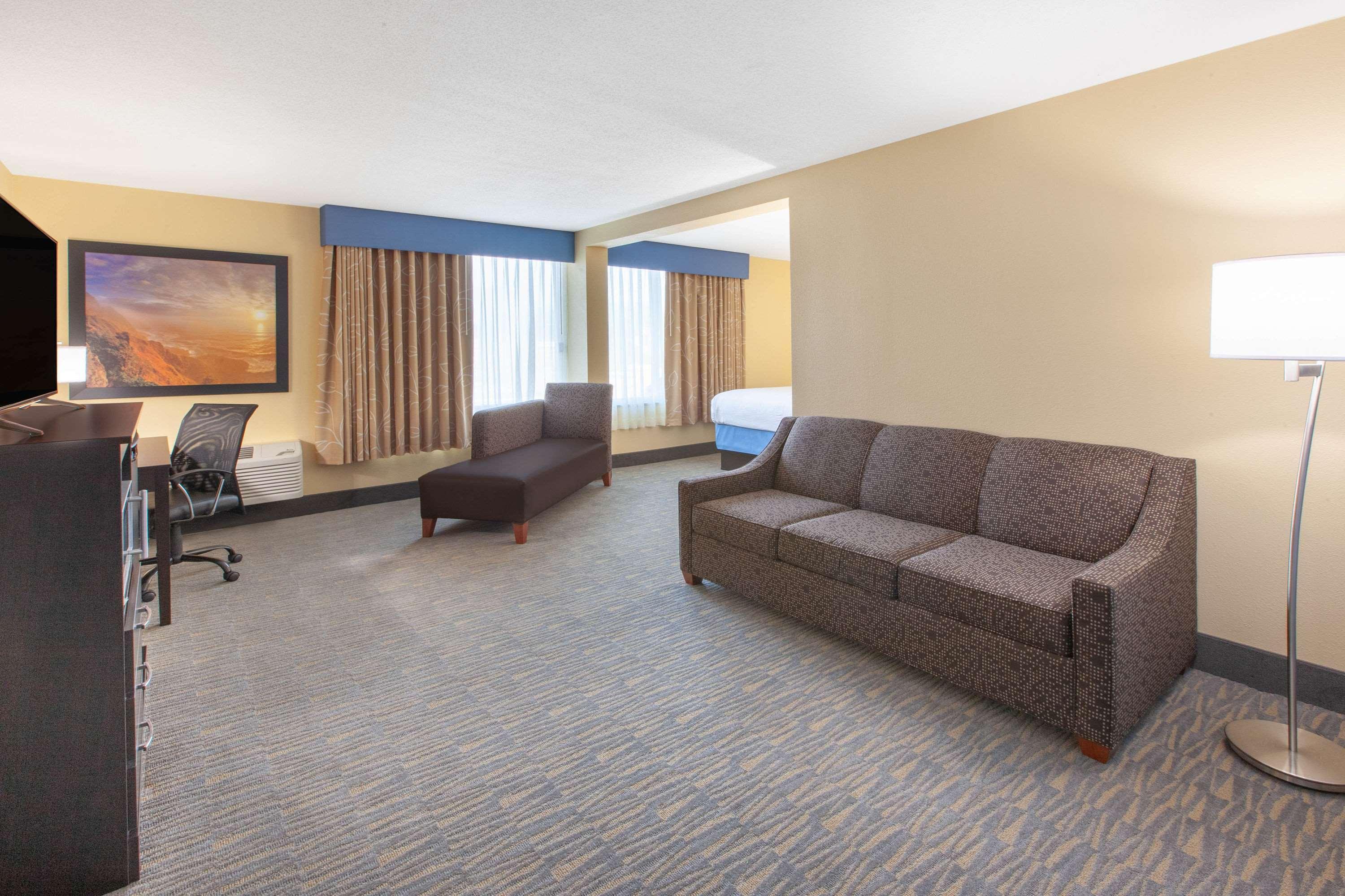 Days Inn & Suites By Wyndham Grand Rapids Near Downtown 怀俄明 外观 照片