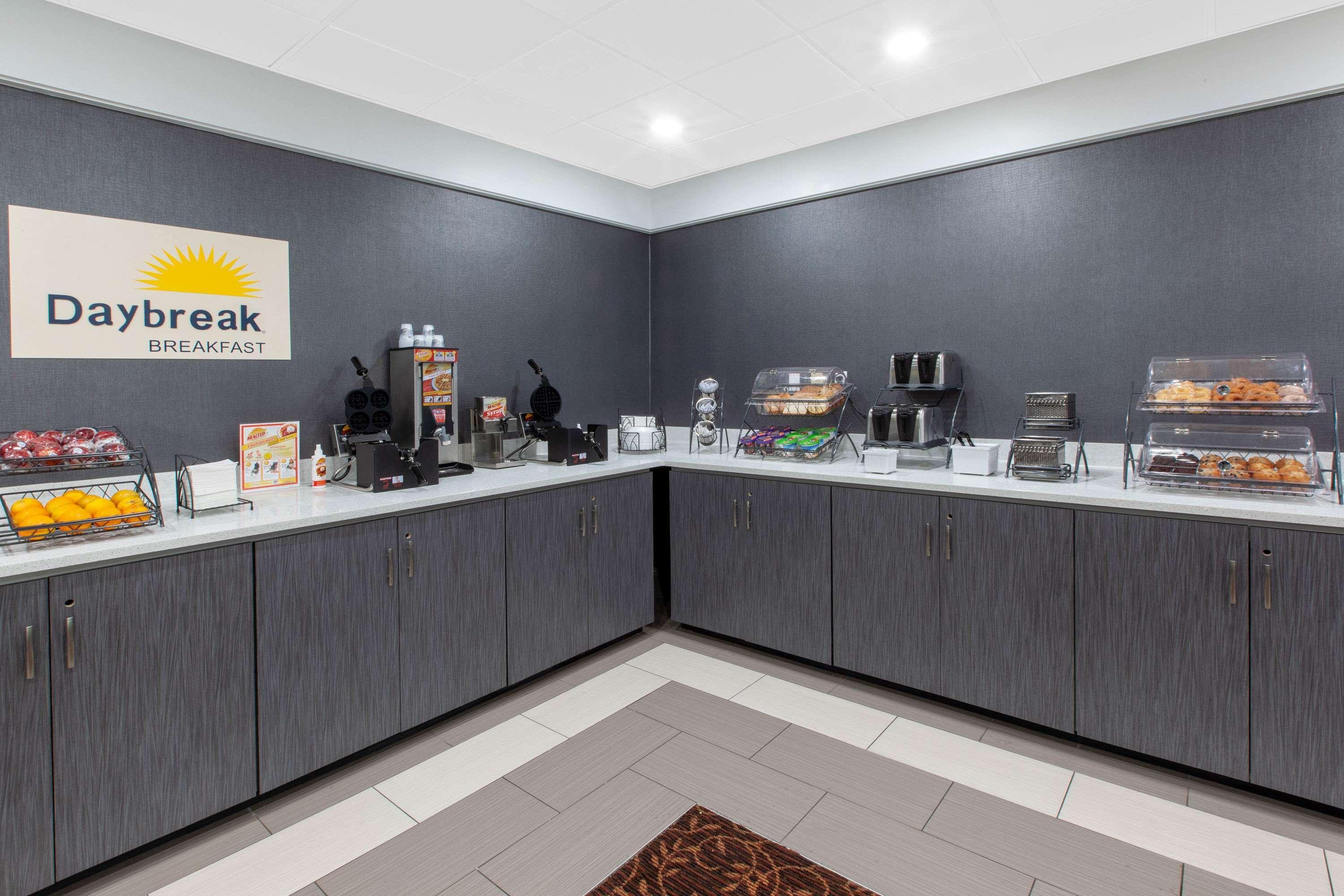 Days Inn & Suites By Wyndham Grand Rapids Near Downtown 怀俄明 外观 照片